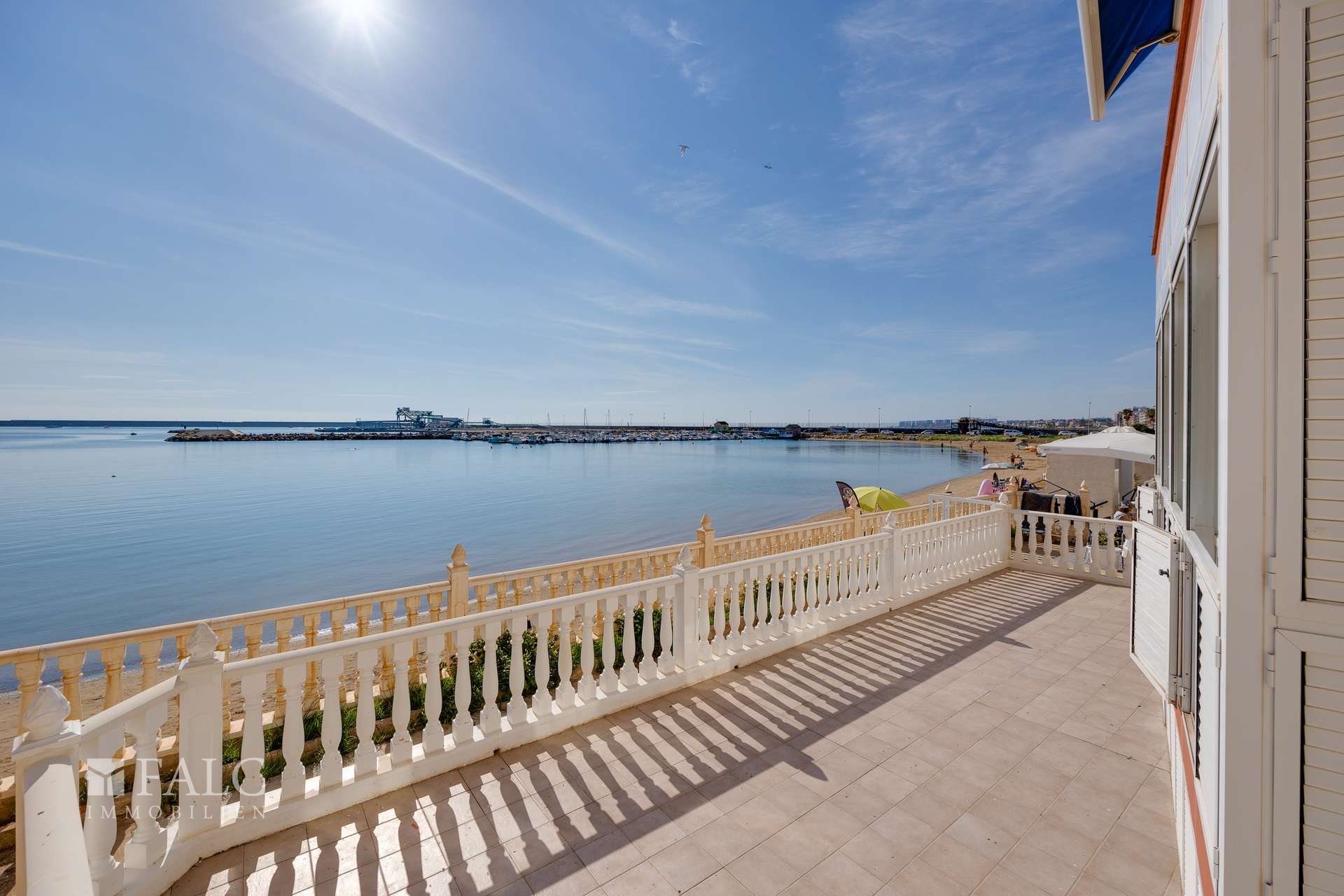 Deine eigene Strandterrasse / Your private beach terrace / Tu propia terraza de playa